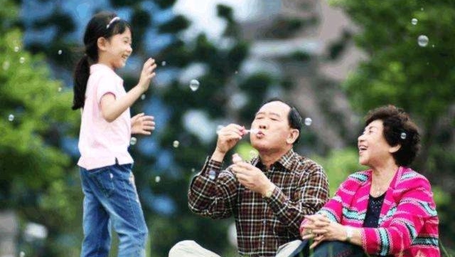 政府工作报告将强化“一老一小”服务保障作为一大重点 老人孩子将得到更多关注和保护